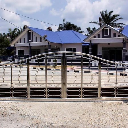 Homestay Hj Esmon Parit Raja Uthm Бату-Пахат Экстерьер фото