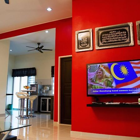 Homestay Hj Esmon Parit Raja Uthm Бату-Пахат Экстерьер фото