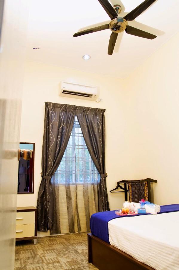 Homestay Hj Esmon Parit Raja Uthm Бату-Пахат Экстерьер фото