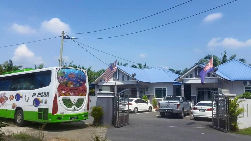 Homestay Hj Esmon Parit Raja Uthm Бату-Пахат Экстерьер фото