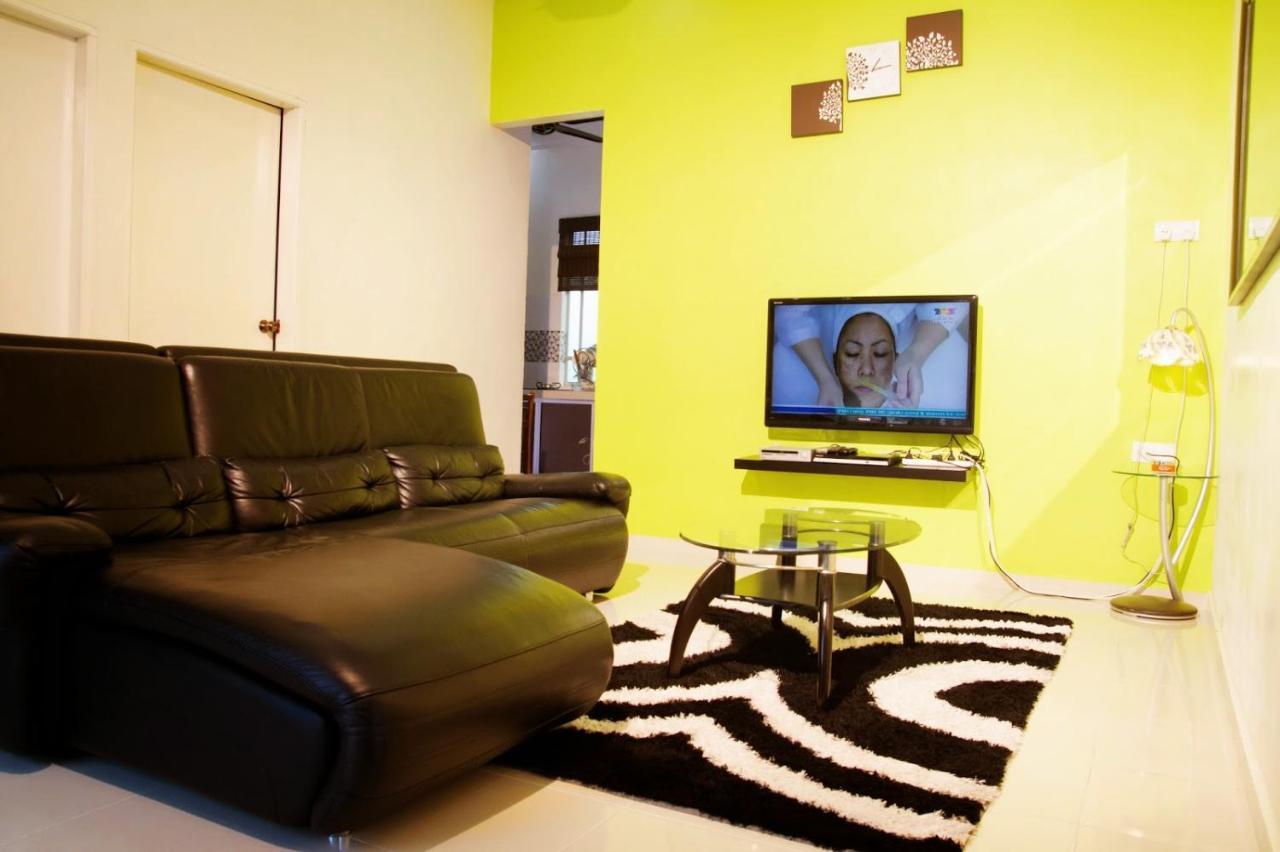Homestay Hj Esmon Parit Raja Uthm Бату-Пахат Экстерьер фото