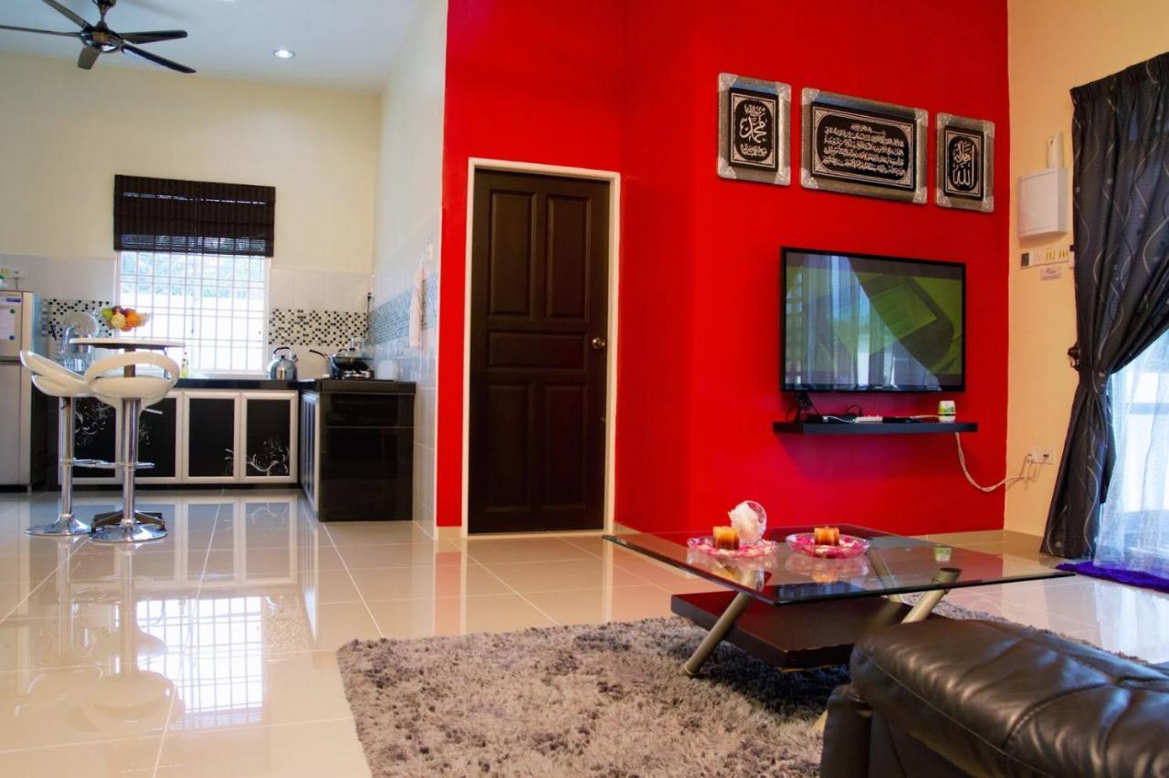 Homestay Hj Esmon Parit Raja Uthm Бату-Пахат Экстерьер фото